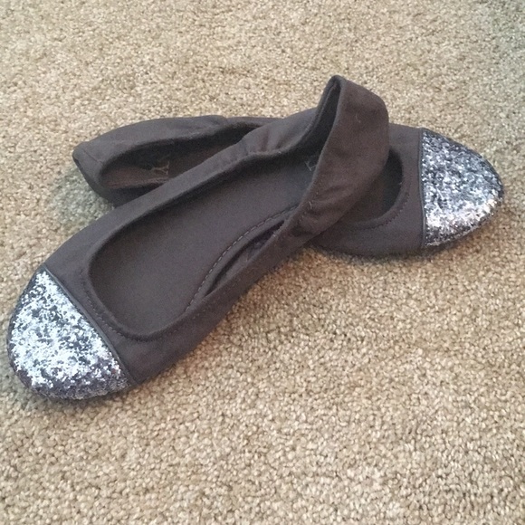 Gray flats - Picture 2 of 2